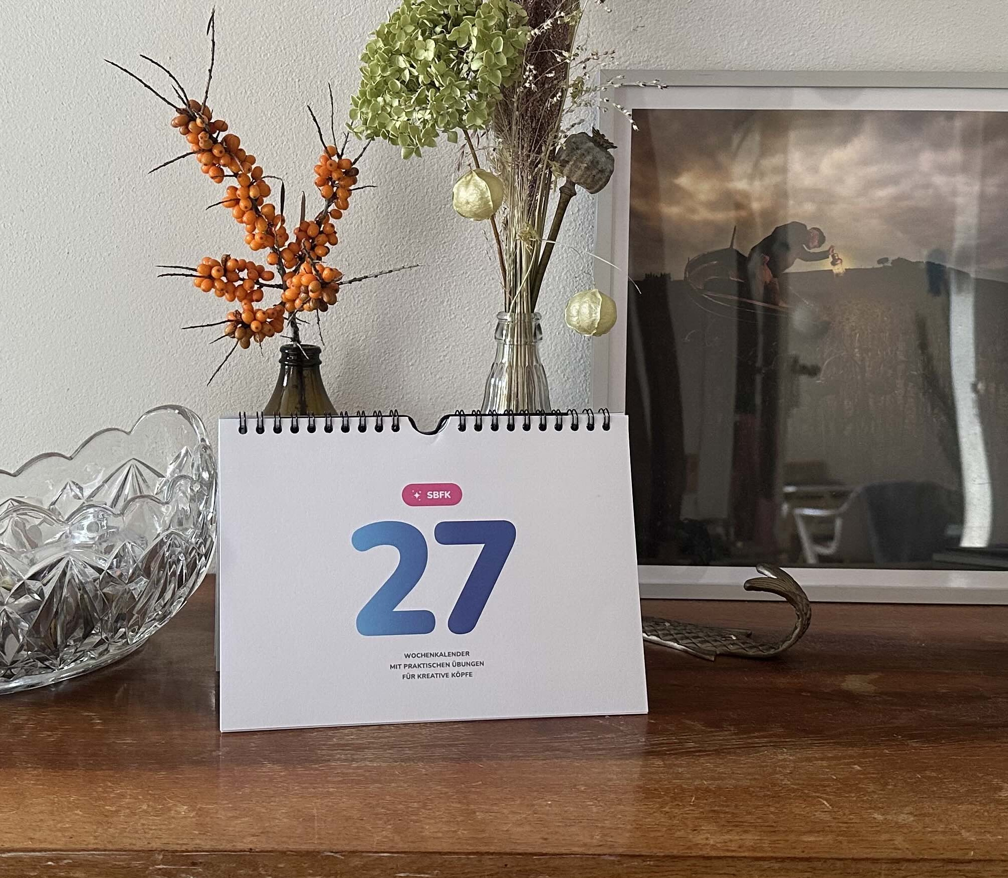 SBFK Wochenkalender 2027 auf einem Tisch am Fenster